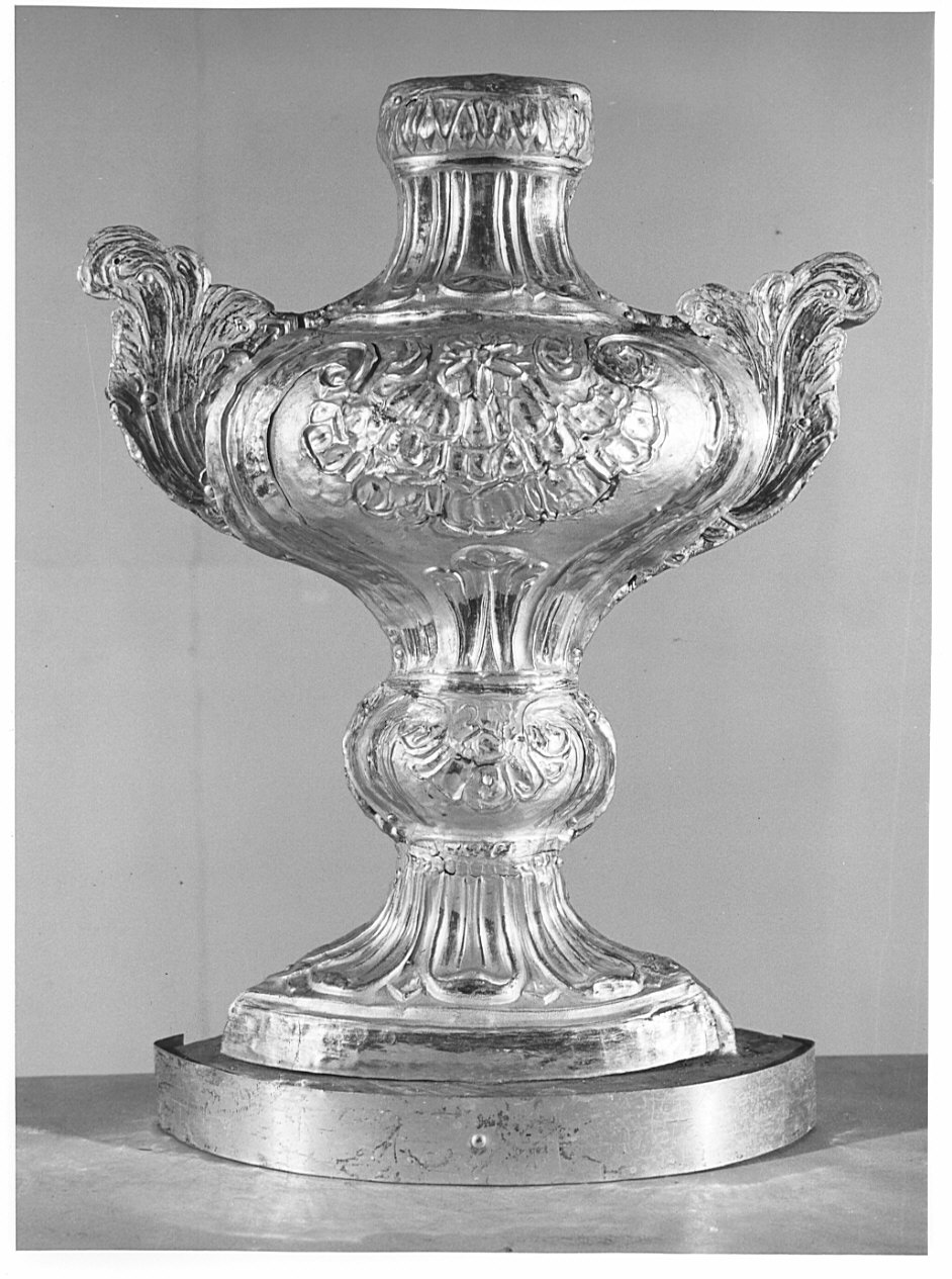 vaso d'altare con composizione floreale, serie - bottega lombarda (secc. XVIII/ XIX)