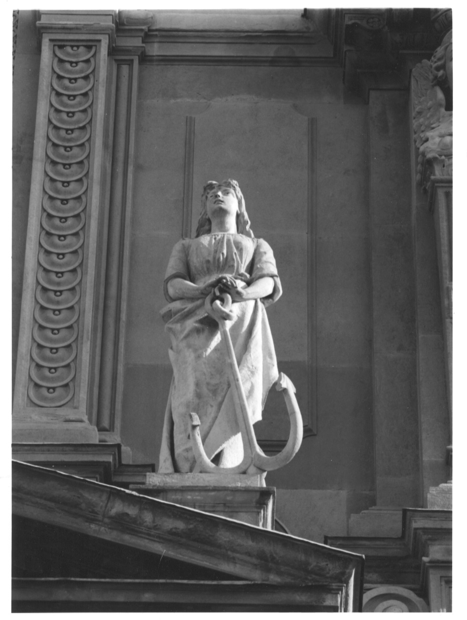 allegoria della Speranza con le mani poggiate sull'ancora di salvezza (statua, complesso decorativo) di Paleni Andrea (secc. XIX/ XX)
