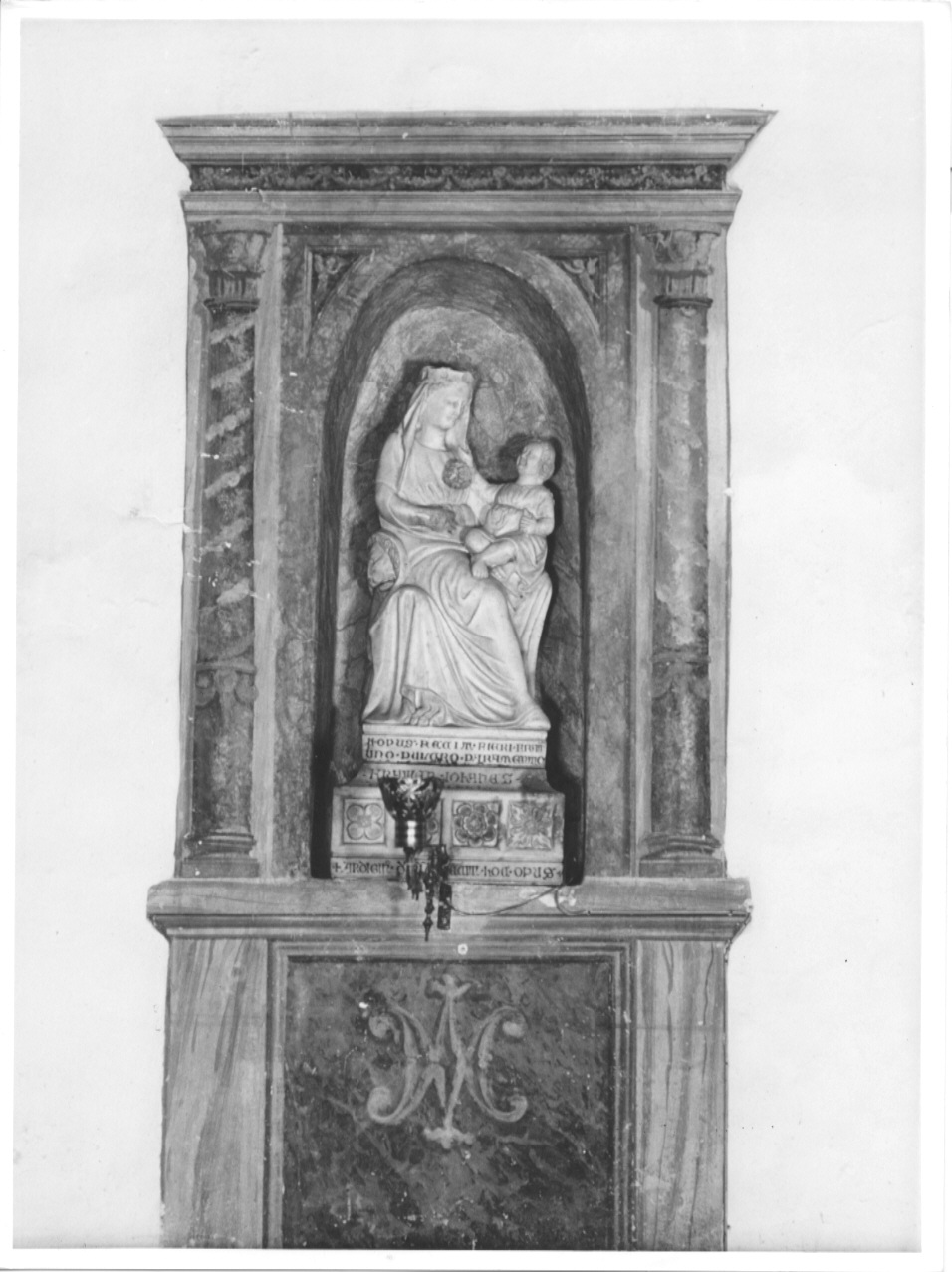 Madonna in trono con Bambino (statua, opera isolata) di De Bustis Ardiginus (sec. XV)