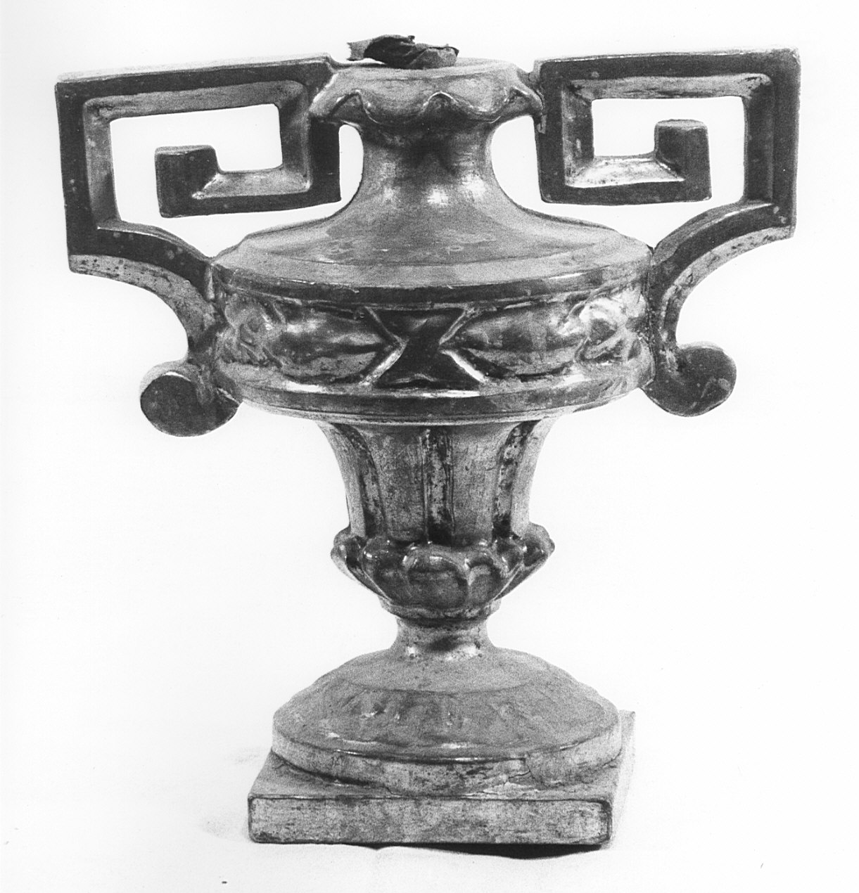 vaso d'altare con composizione floreale, serie - bottega bergamasca (inizio sec. XIX)