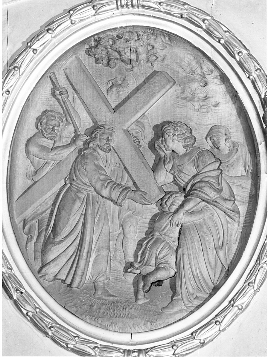 stazione VIII: Gesù consola le donne di Gerusalemme (rilievo, serie) di Cortesi A (sec. XX)