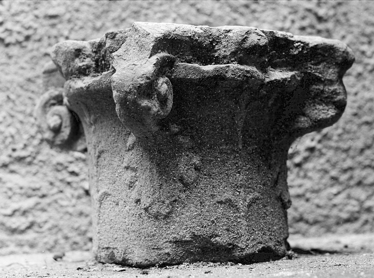 capitello di colonna, frammento - bottega lombarda (sec. XV)