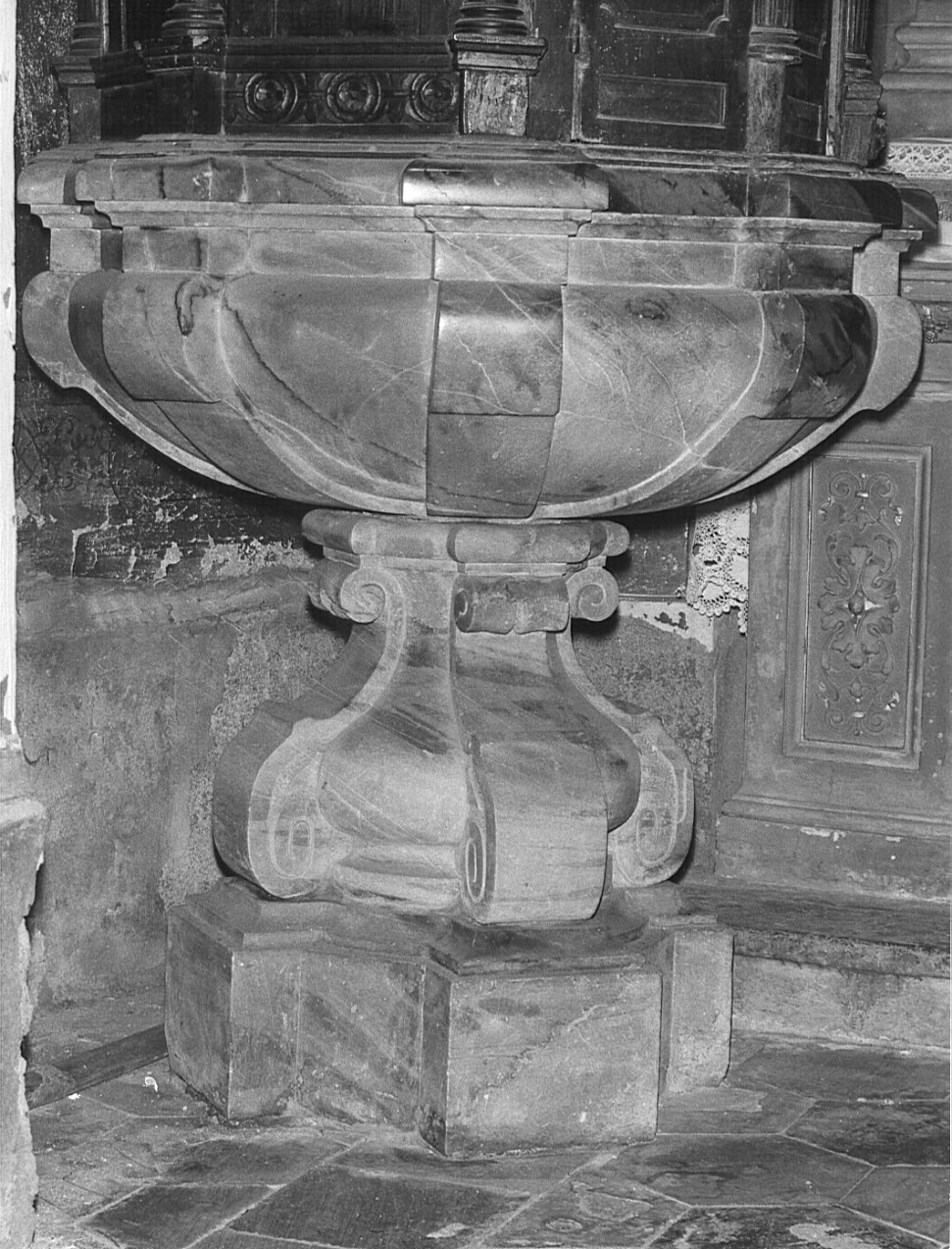 vasca battesimale, opera isolata - bottega bergamasca (fine/inizio secc. XVII/ XVIII)