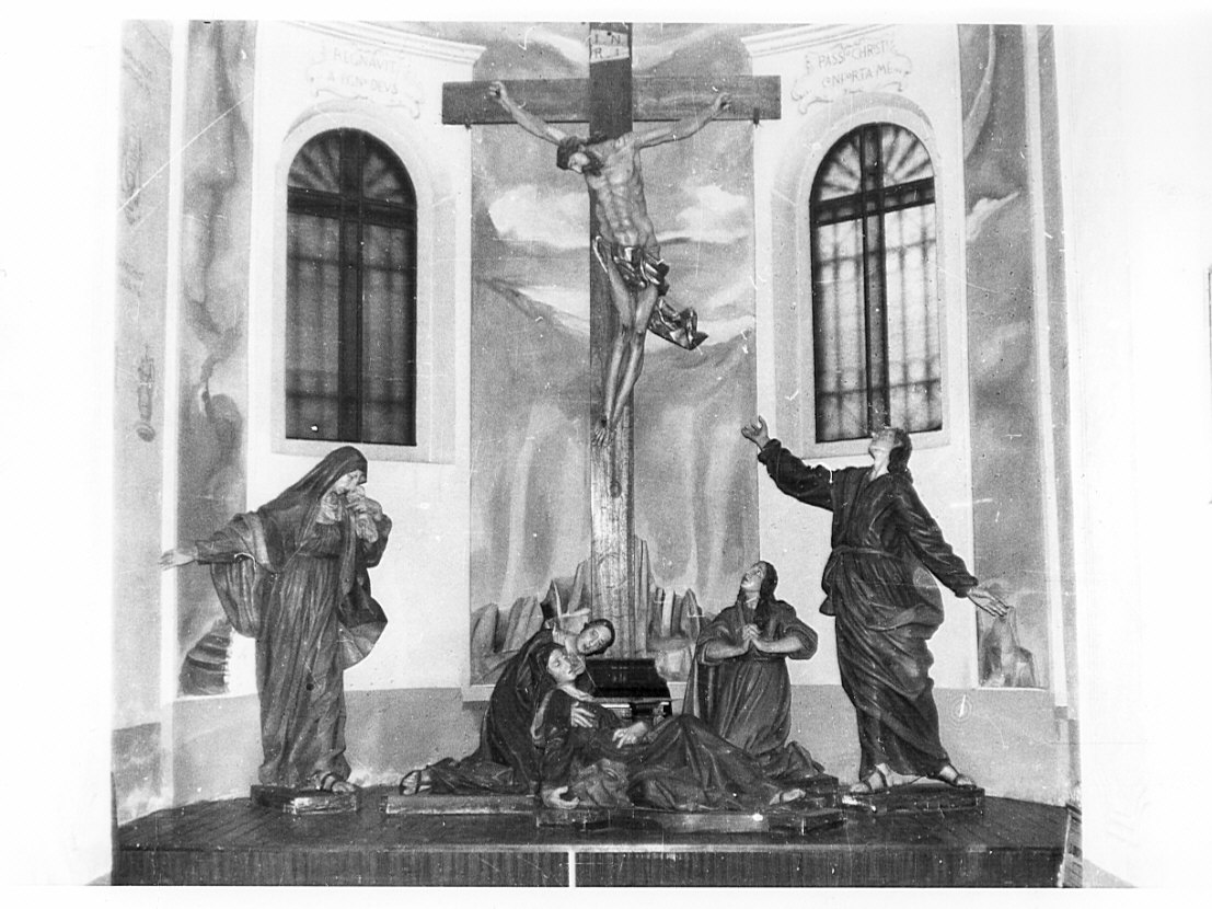Crocifissione di Cristo con la Madonna, Santa Maria Maddalena, San Giovanni Evangelista e le pie donne (calvario, insieme) - bottega bergamasca (metà sec. XVIII)