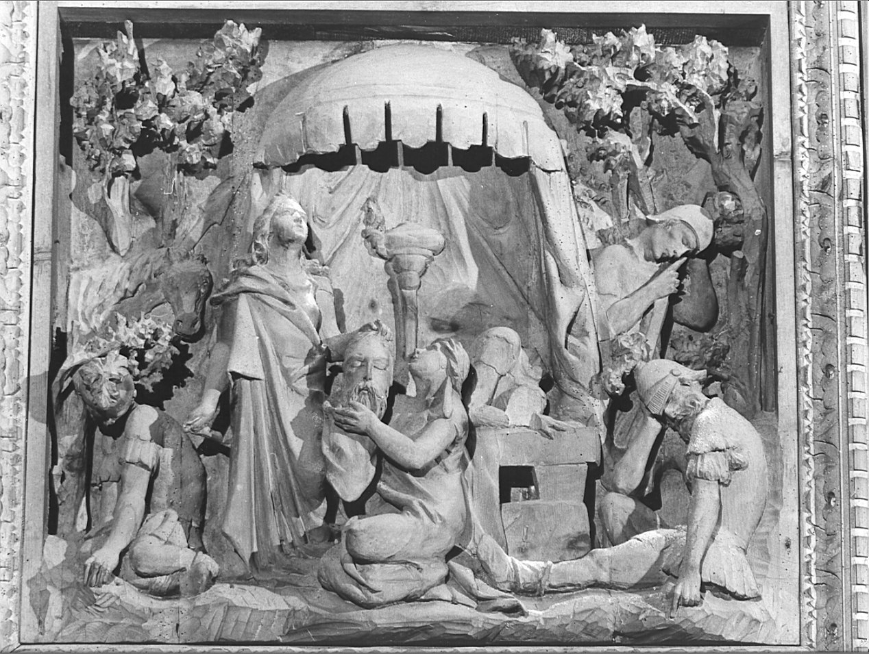 Giuditta e la sua ancella mettono la testa di Oloferne in un sacco (rilievo, elemento d'insieme) di Messa Luigi (sec. XIX)