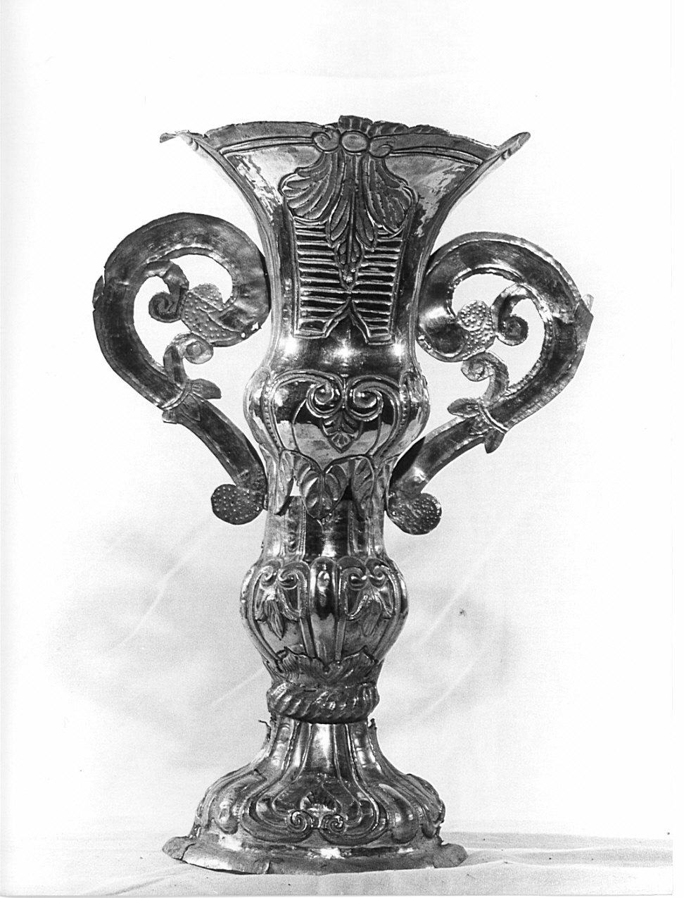 vaso d'altare con composizione floreale, serie - bottega lombarda (sec. XVIII)