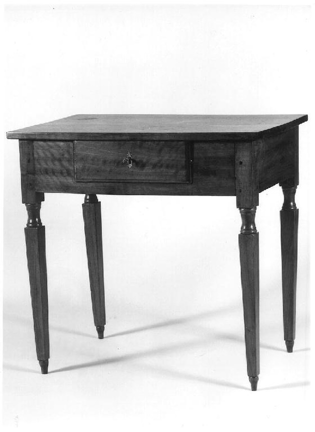 tavolino, opera isolata - ambito lombardo (prima metà sec. XX)