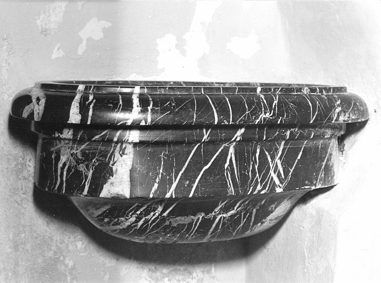 acquasantiera da parete, opera isolata - bottega lombarda (sec. XVII)