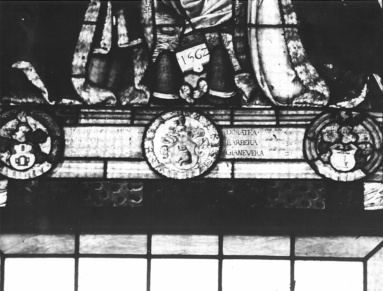 Madonna Addolorata con sei personaggi della famiglia Della Porta (vetrata, opera isolata) - bottega tedesca (sec. XVI)