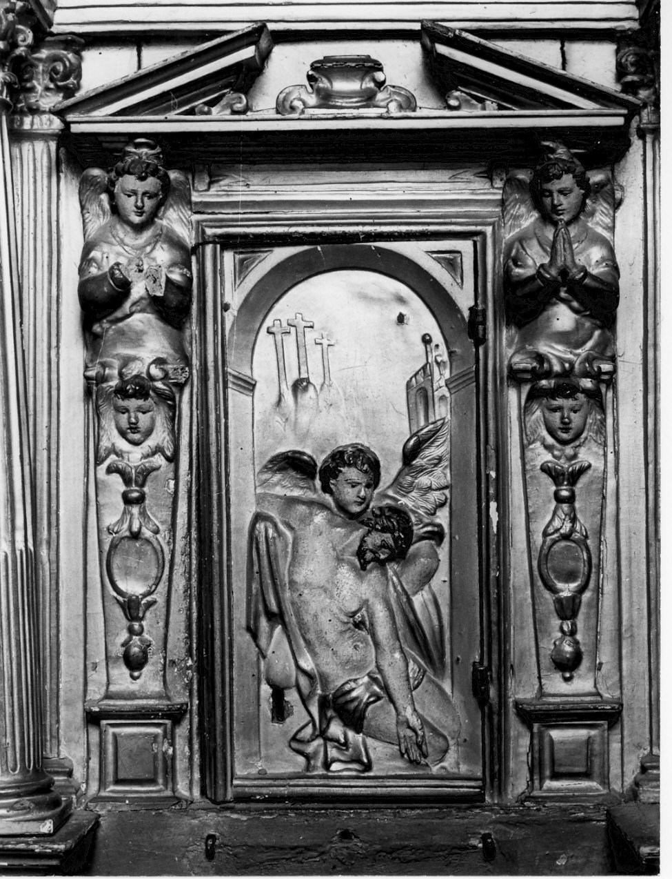 Cristo in pietà sorretto da un angelo (rilievo, elemento d'insieme) di Ditta Cojro (bottega) (sec. XVII)