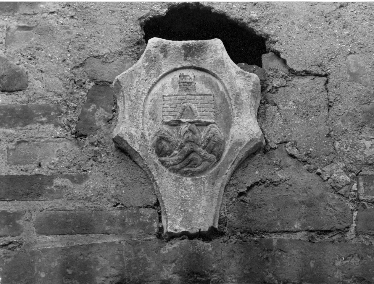 stemma gentilizio della famiglia Castelsampietro (rilievo, opera isolata) - bottega lombarda (fine/inizio secc. XV/ XVI)
