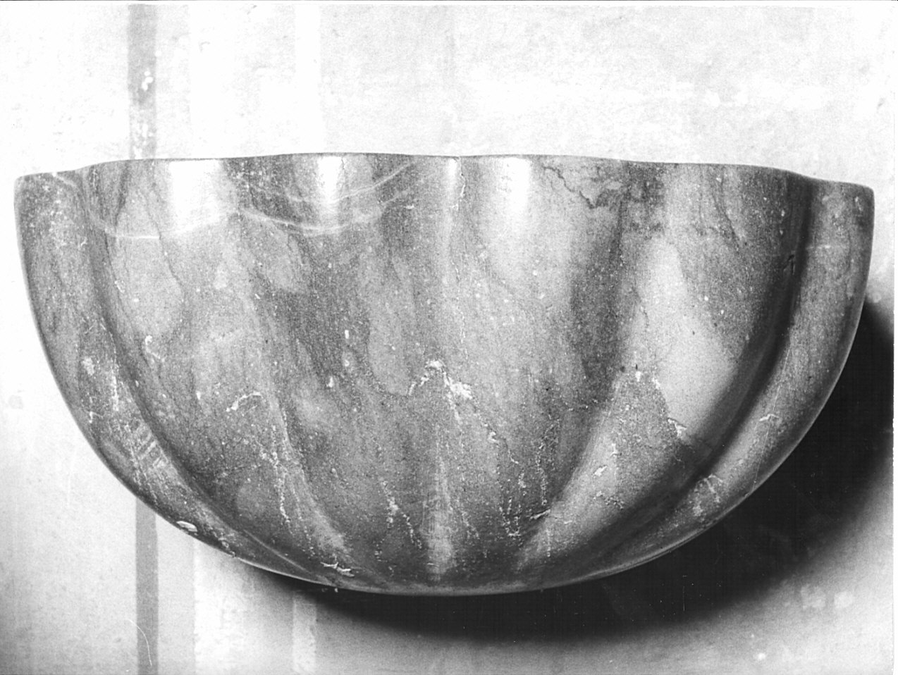 acquasantiera - a conchiglia - bottega lombarda (secc. XIX/ XX)