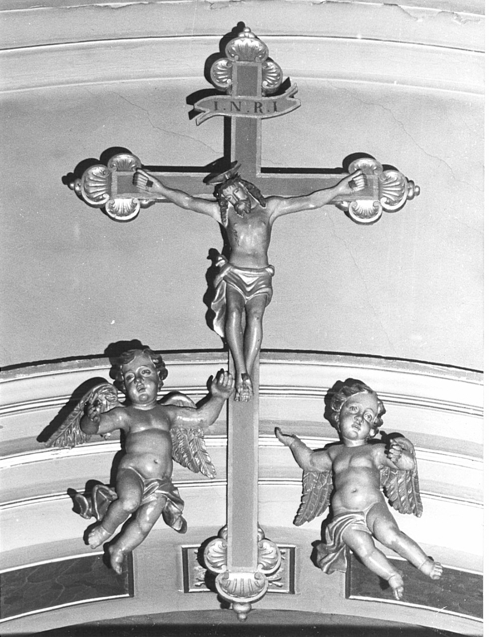 Cristo crocifisso e angeli (gruppo scultoreo, insieme) - bottega lombarda (sec. XVIII, secc. XIX/ XX)