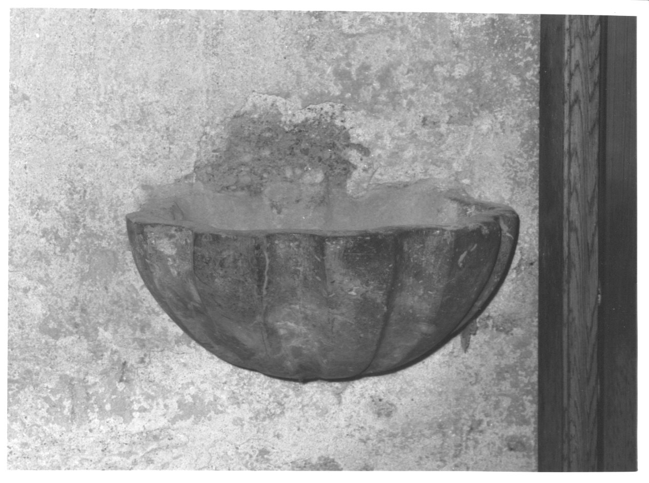 acquasantiera da parete, opera isolata - ambito lombardo (sec. XVIII)