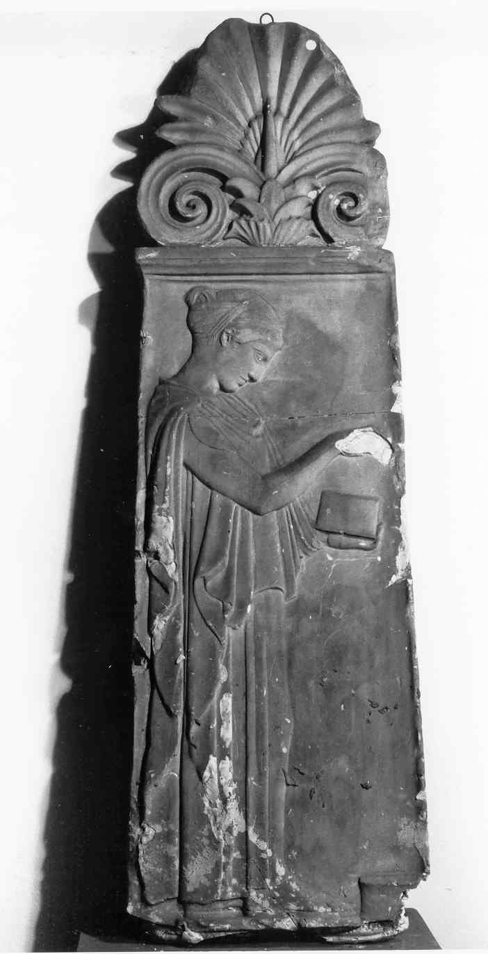 Stele Giustiniani, sacerdotessa che offre incenso (stele funeraria, opera isolata) - ambito italiano (sec. XX)