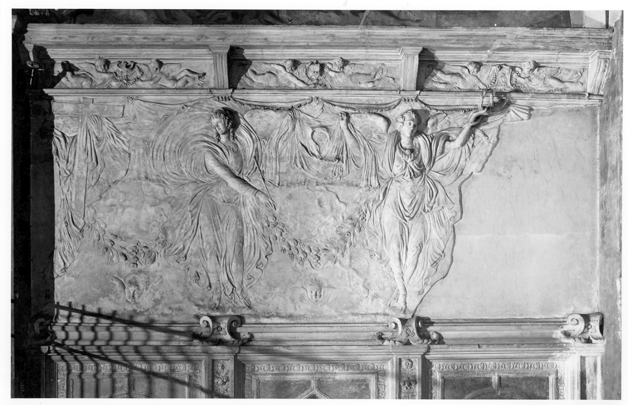angeli con ghirlande di fiori e strumenti della Passione (rilievo, ciclo) - bottega milanese (seconda metà sec. XVI)