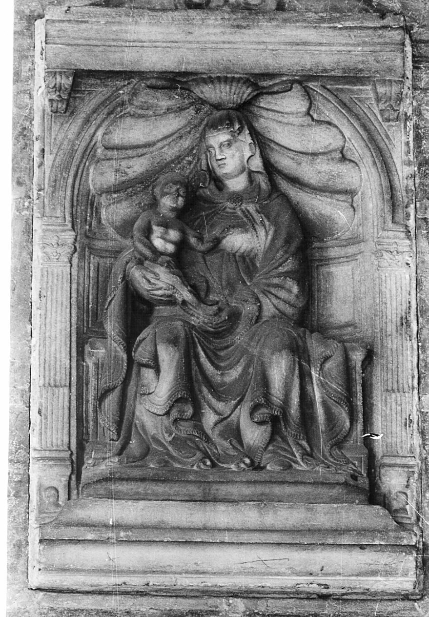Madonna con Bambino (rilievo, opera isolata) - bottega milanese (sec. XV, sec. XVIII)