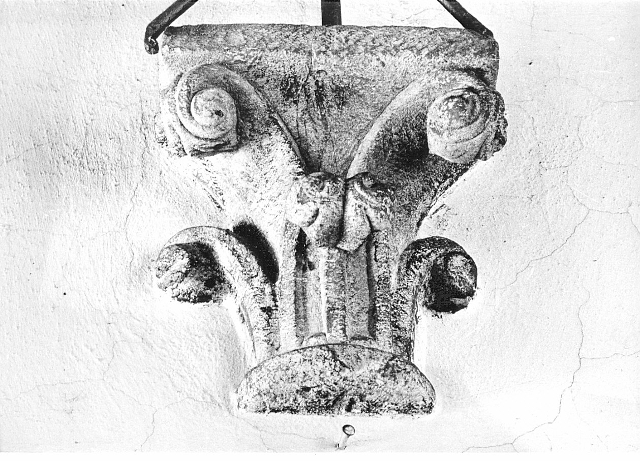 capitello, frammento - bottega milanese (secc. XV/ XVI, sec. XVIII)