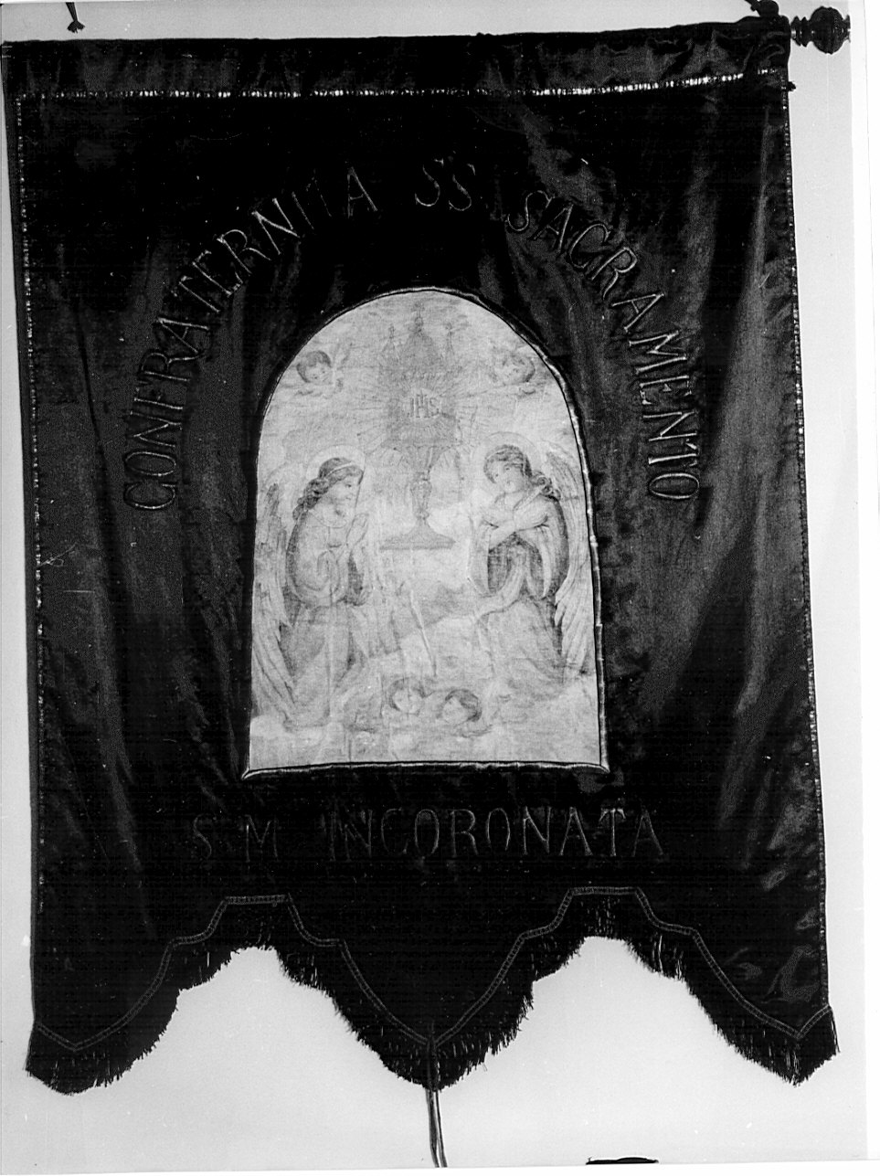 angeli adoranti il calice eucaristico (stendardo processionale, opera isolata) - manifattura lombarda (secc. XIX/ XX)