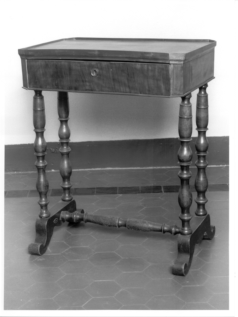 tavolino, opera isolata - ambito lombardo (metà sec. XIX)
