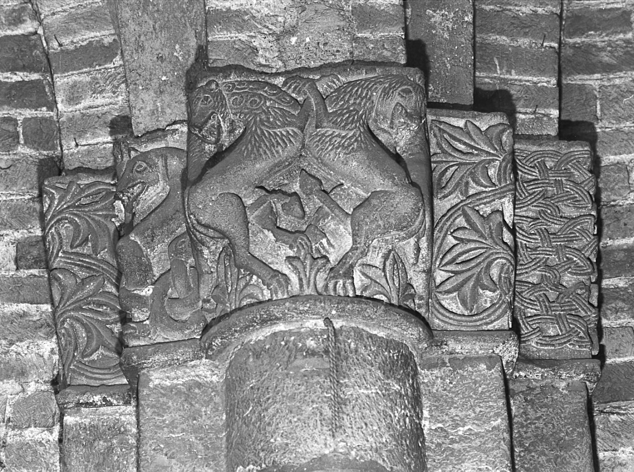 leoni (capitello composito, insieme) - bottega milanese (sec. XI)