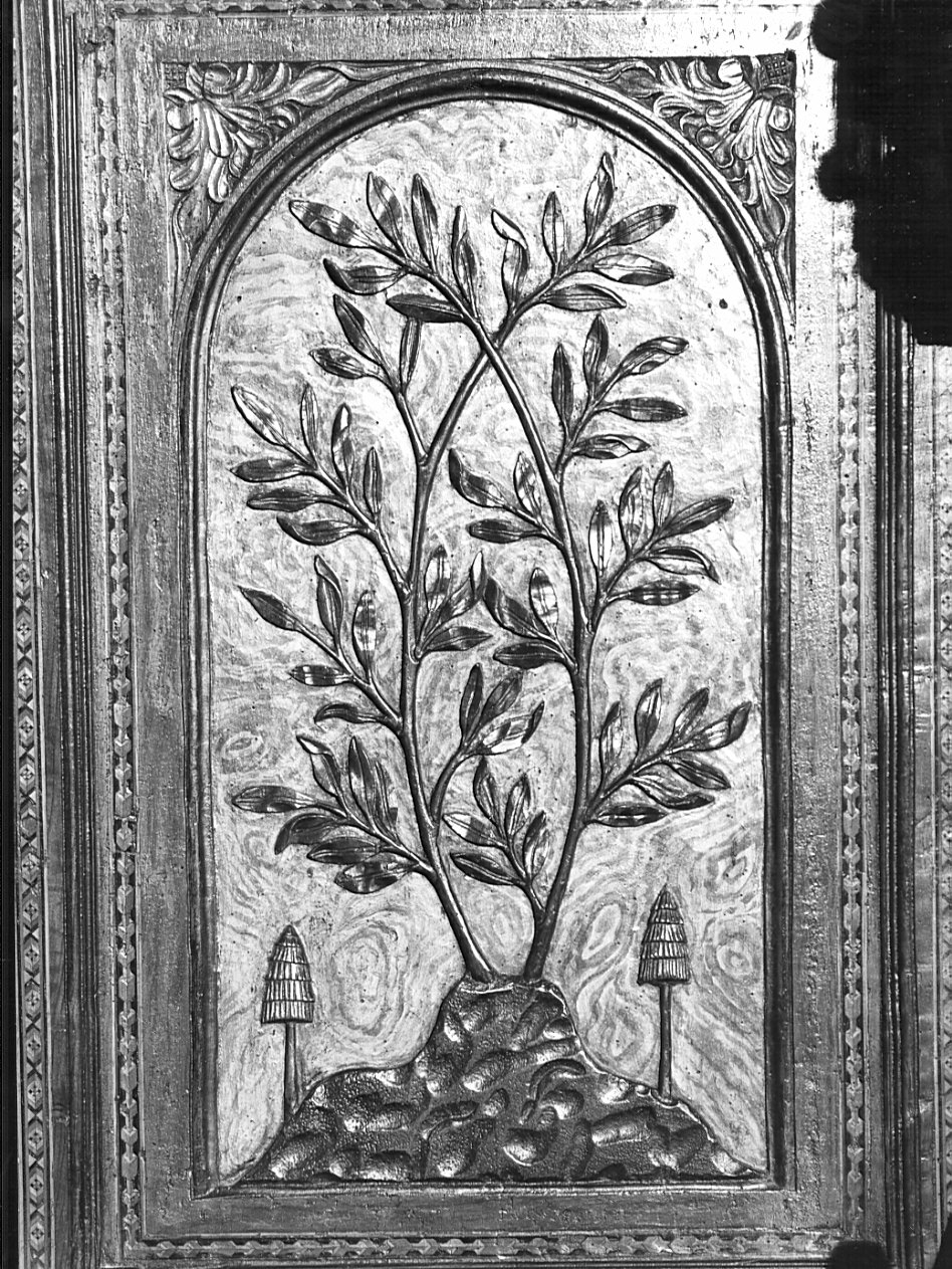 pianta d'ulivo con due piccoli pini (dossale, elemento d'insieme) di Lorenzo di Origgio, Giacomo da Torre, Del Maino Giacomo (sec. XV)