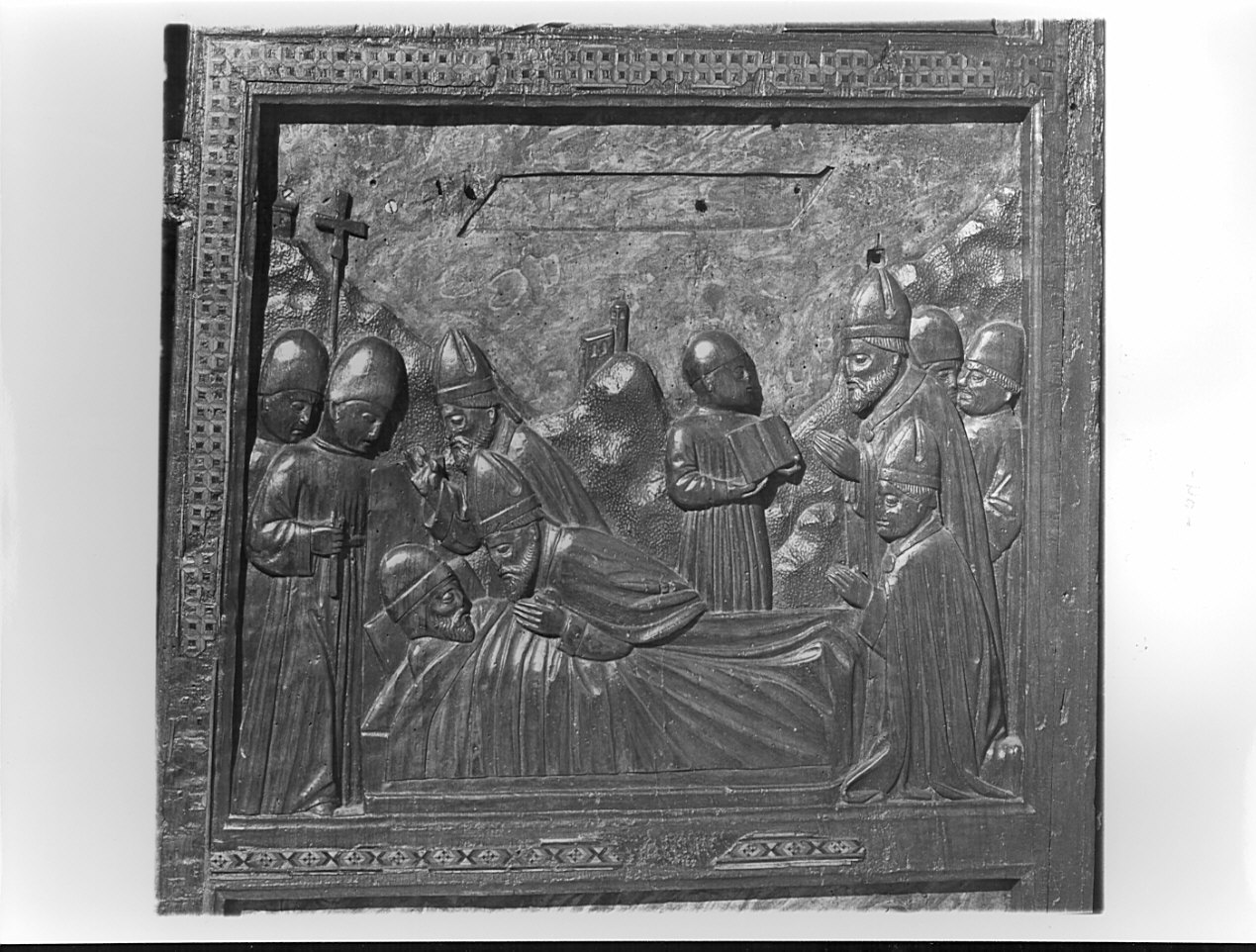 Morte di Sant'Ambrogio (formella, elemento d'insieme) di Lorenzo di Origgio, Giacomo da Torre, Del Maino Giacomo (sec. XV)