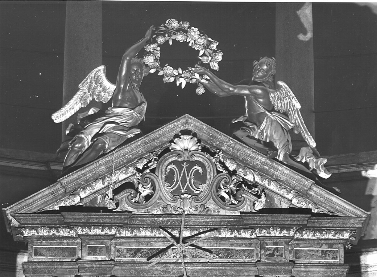 angeli con ghirlande di fiori (fastigio d'altare, elemento d'insieme) di Garavaglia Carlo (sec. XVII)