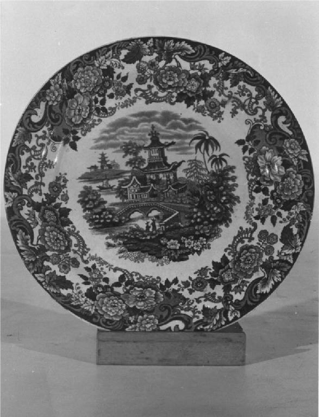 paesaggio lacustre e motivo decorativo floreale (piatto, serie) - ambito lombardo (sec. XIX)