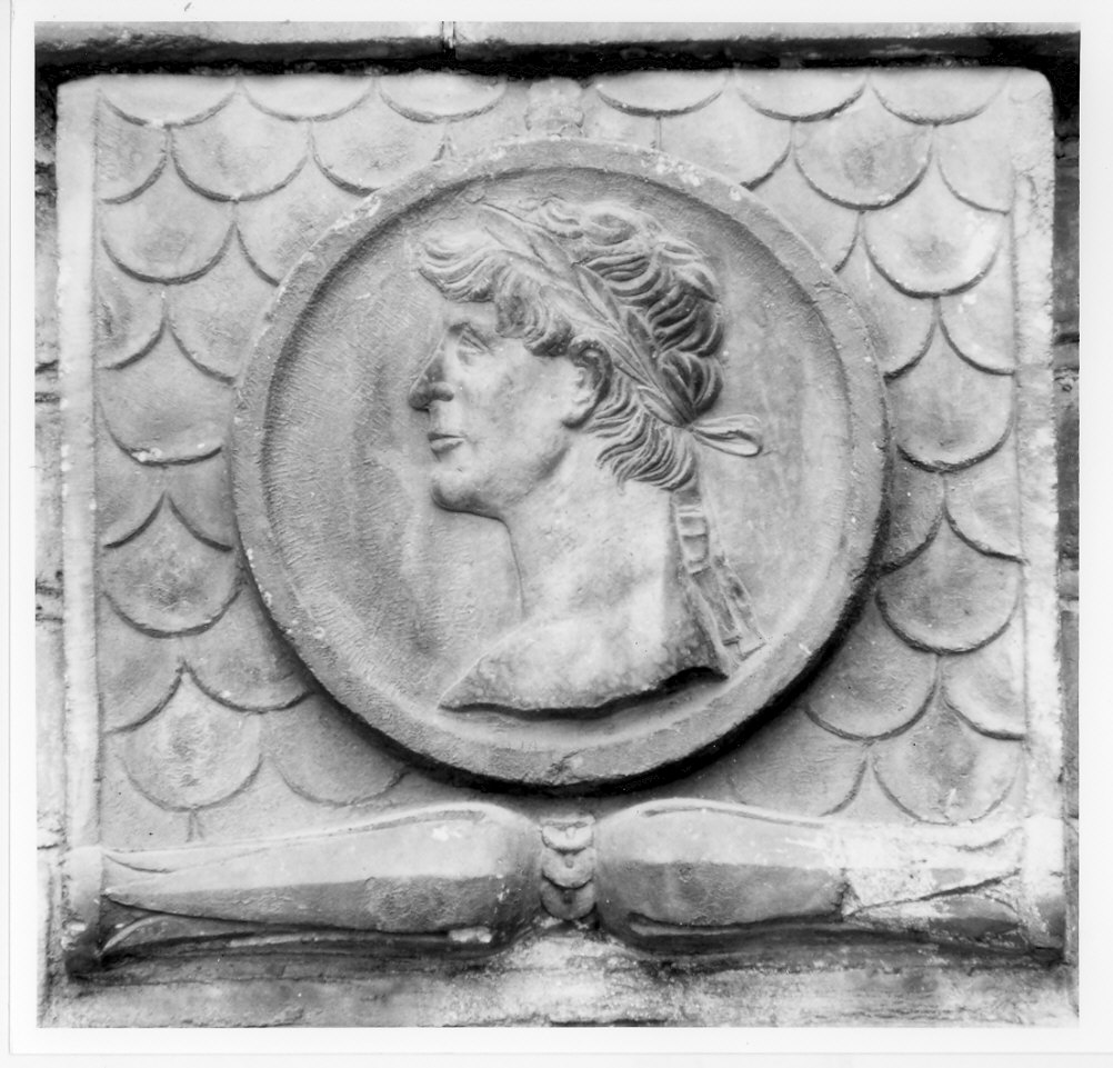 ritratto di imperatore romano (rilievo, serie) - bottega lombarda (sec. XVI)