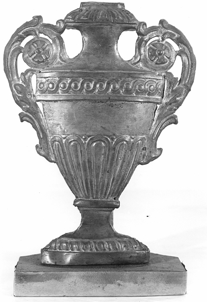 vaso d'altare con composizione floreale, serie - bottega lombarda (inizio sec. XIX)