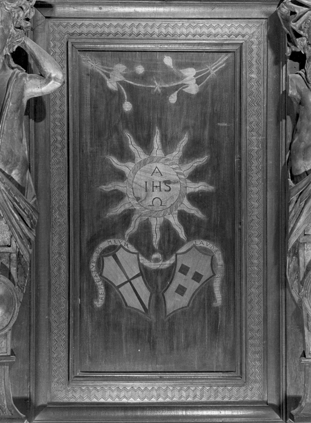 Stemma di Ponte/ stemma Famiglia Quadrio/ IHS (decorazione a intarsio) di Brasca Pietro (attribuito), Ramus Pietro (attribuito) (sec. XVI, sec. XVII, sec. XVIII)