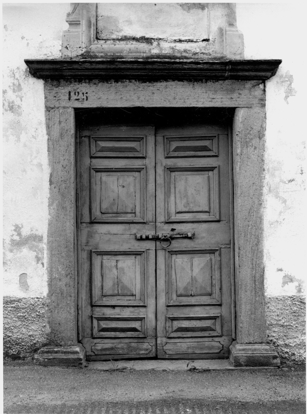 portale architravato - bottega valtellinese (sec. XVII)