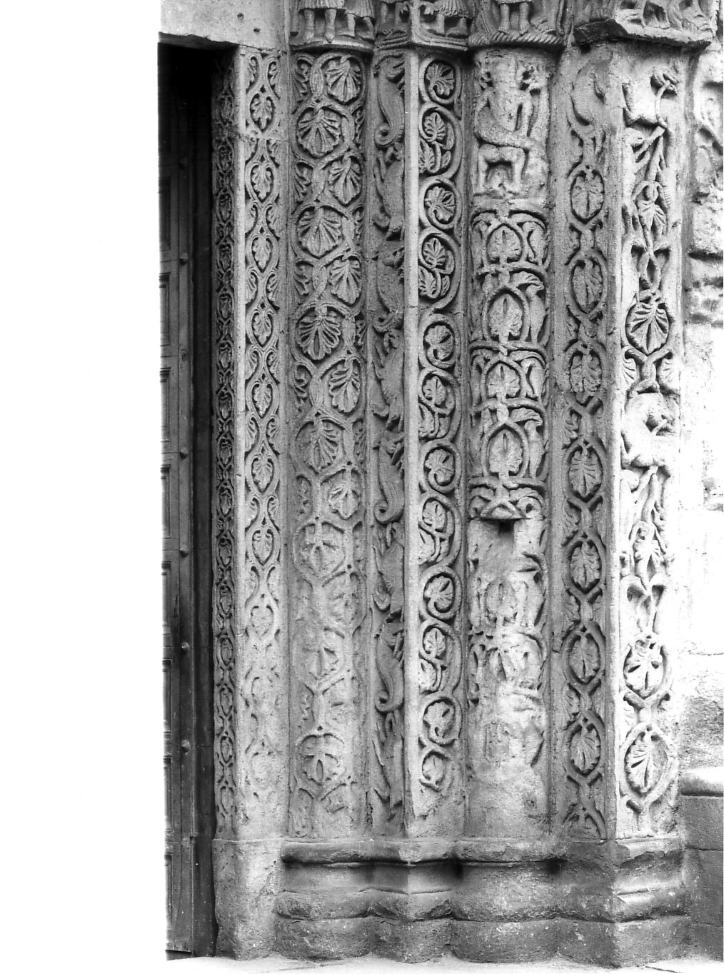 stipite di portale, elemento d'insieme - bottega lombarda (sec. XII)