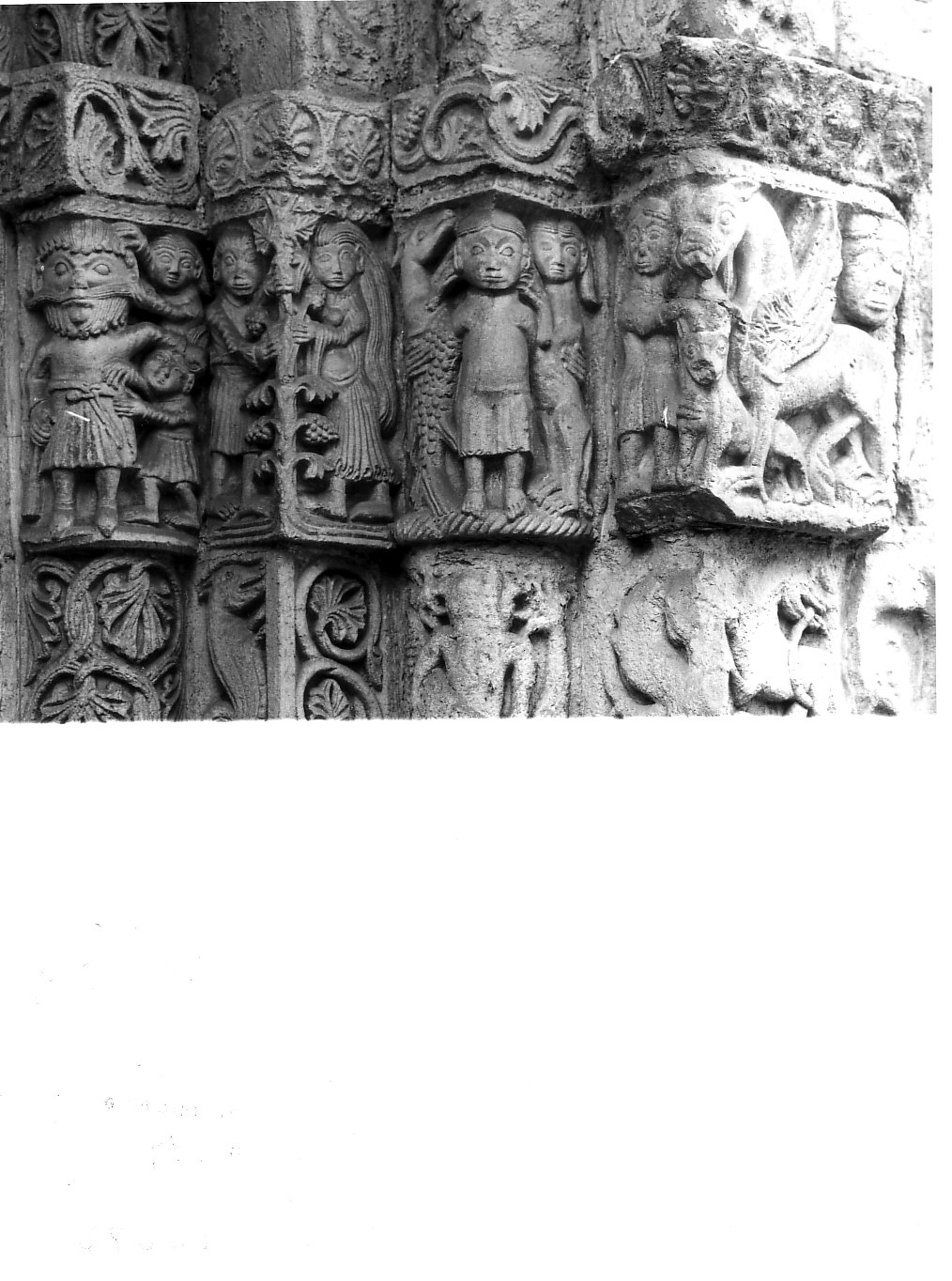capitello di pilastro, elemento d'insieme - bottega lombarda (sec. XII)