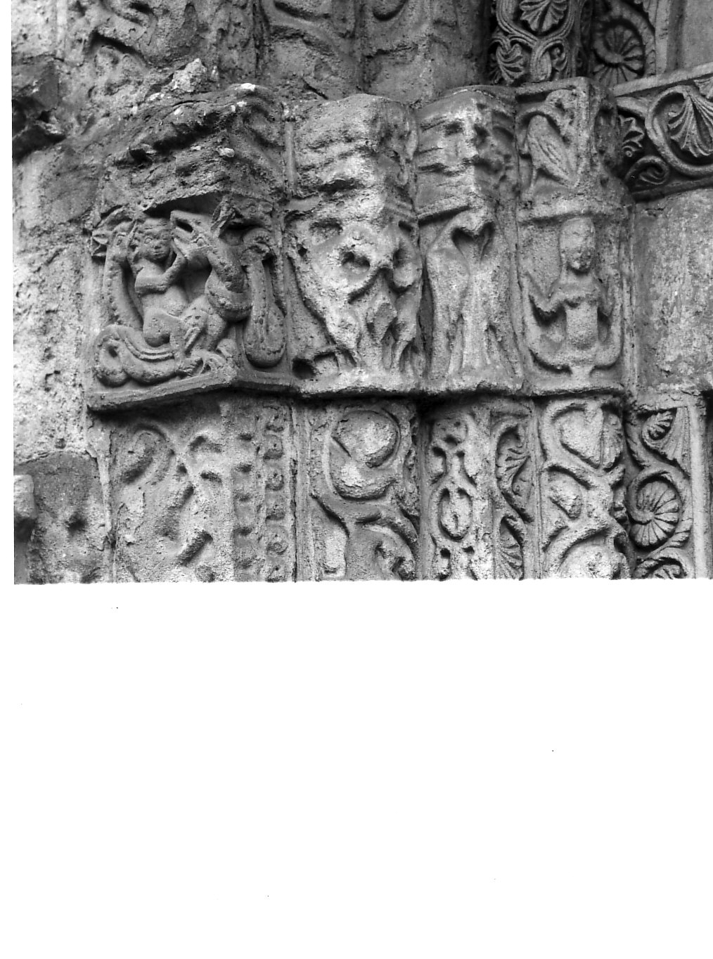 capitello, elemento d'insieme - bottega lombarda (sec. XII)