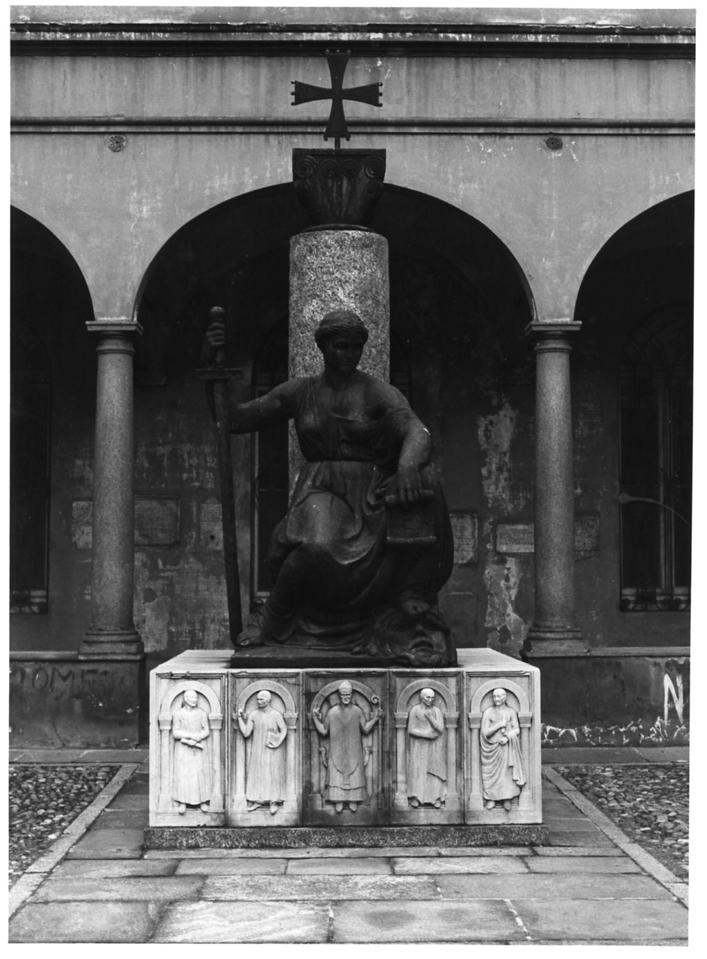 monumento agli anticihi Maestri della Scuola Pavese (monumento celebrativo, opera isolata) di Supino Gigi (sec. XX)