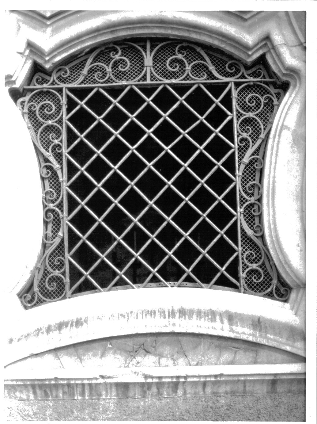 inferriata di finestra - bottega lombarda (fine, inizio sec. XVII, sec. XVIII)
