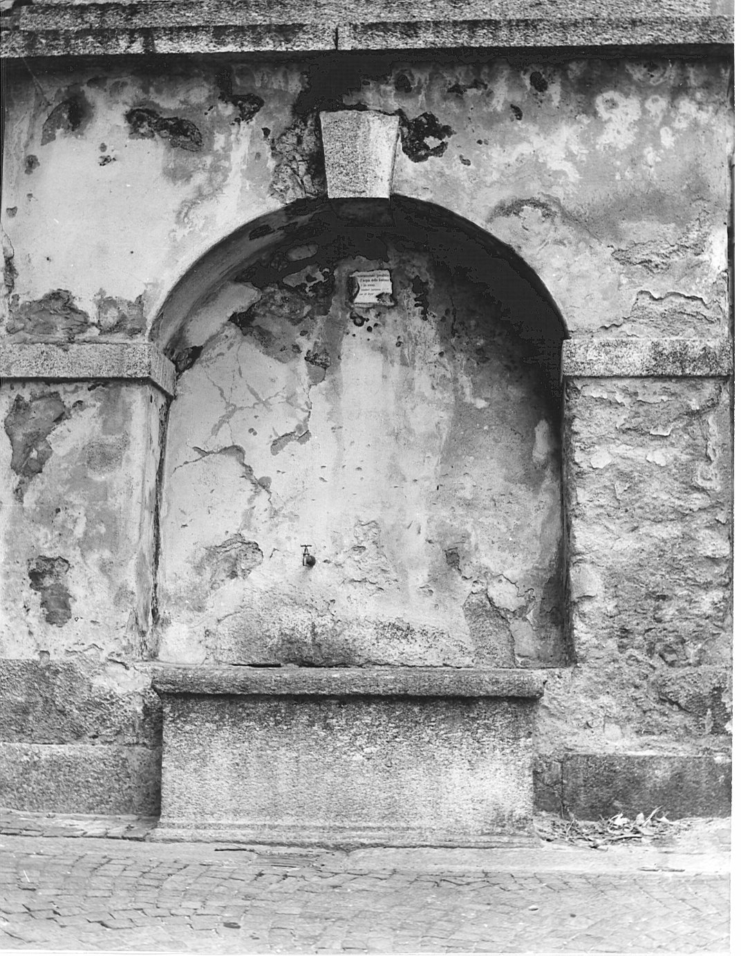 fontana - a muro, opera isolata - bottega lombarda (prima metà sec. XVIII)