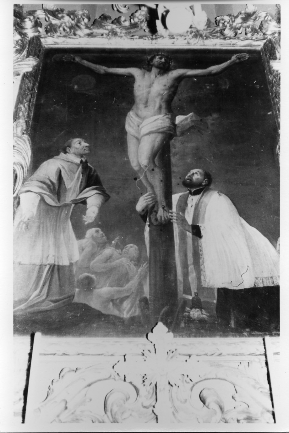 crocifissione di Cristo con S. Carlo Borromeo e S. Francesco Saverio (dipinto, opera isolata) di Cifrondi Antonio (attribuito) (ultimo quarto sec. XVII)
