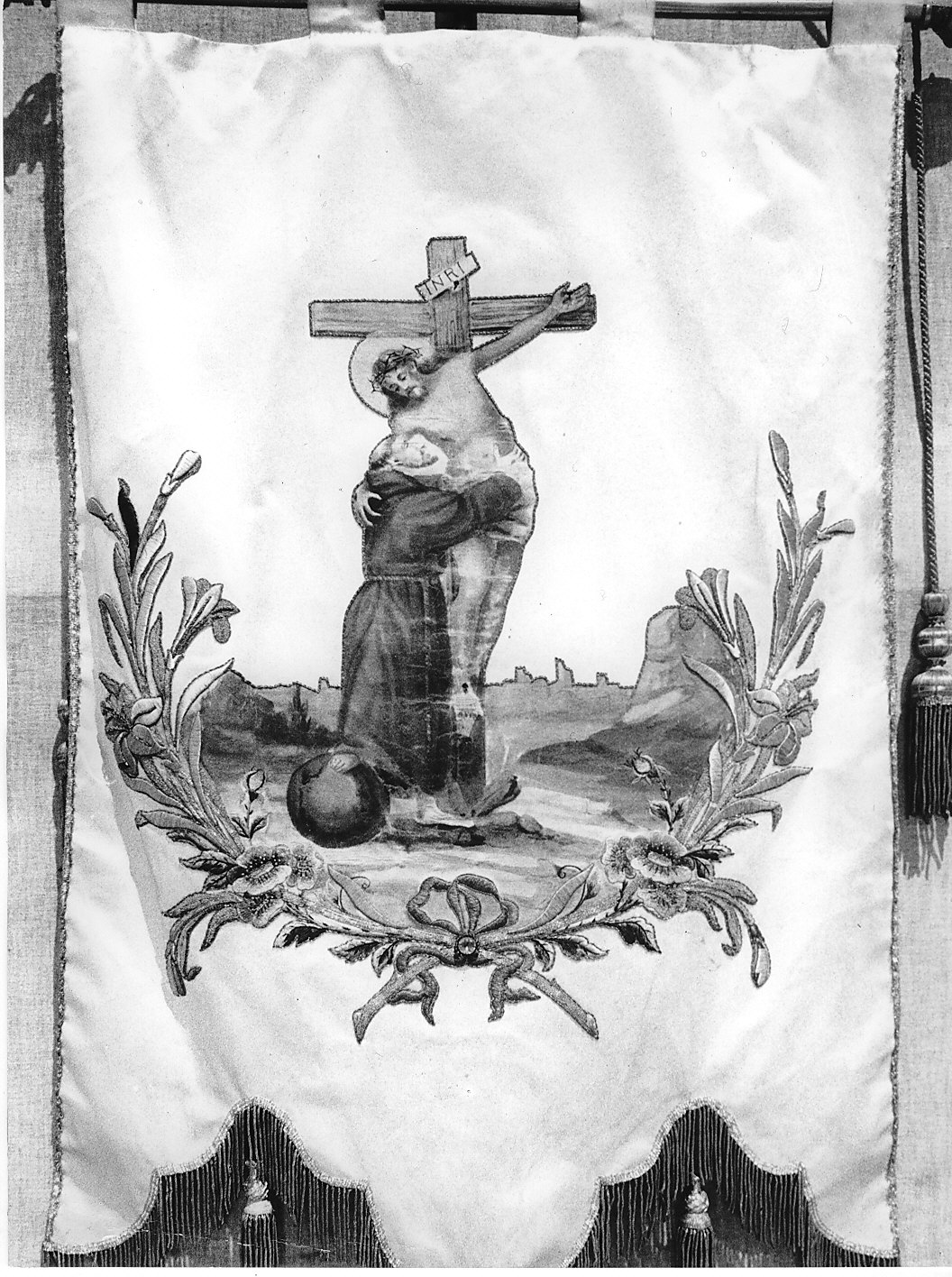 San Francesco d'Assisi abbraccia Cristo crocifisso (stendardo processionale, opera isolata) - manifattura Italia settentrionale (sec. XIX)