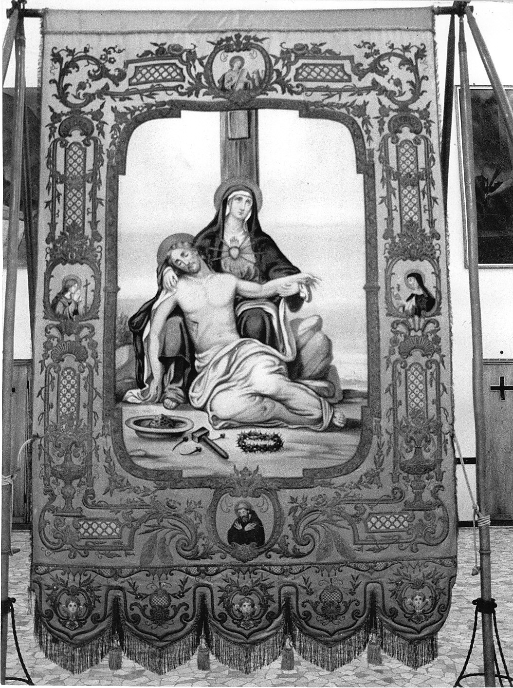 Pietà/ La Sacra Famiglia (stendardo processionale, opera isolata) - manifattura Italia settentrionale (sec. XIX)