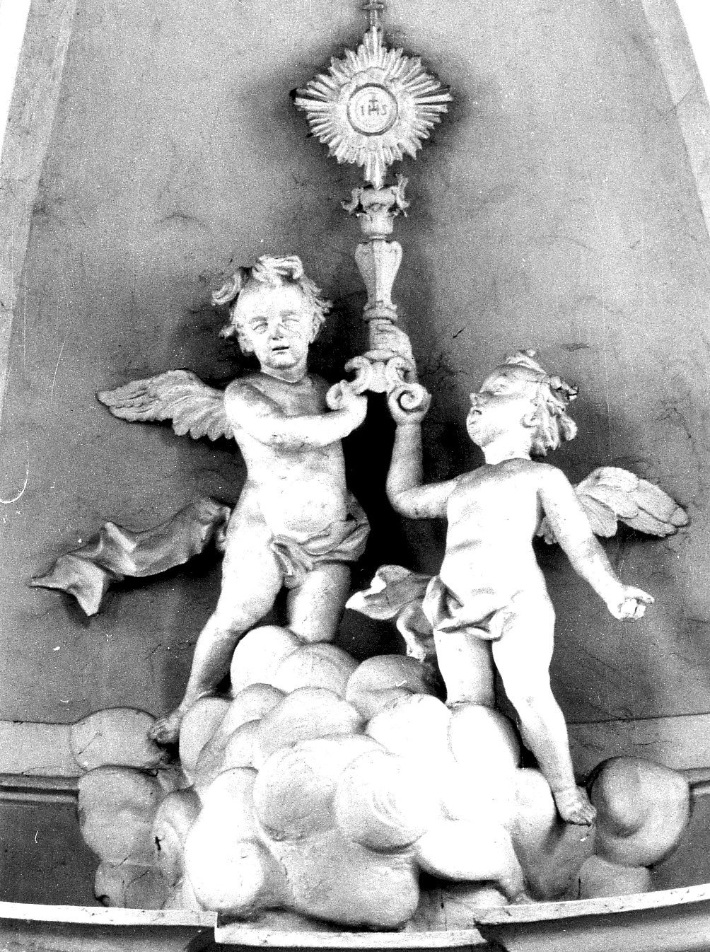 putti alati con ostensorio (gruppo scultoreo, opera isolata) - bottega lombarda (sec. XVIII)