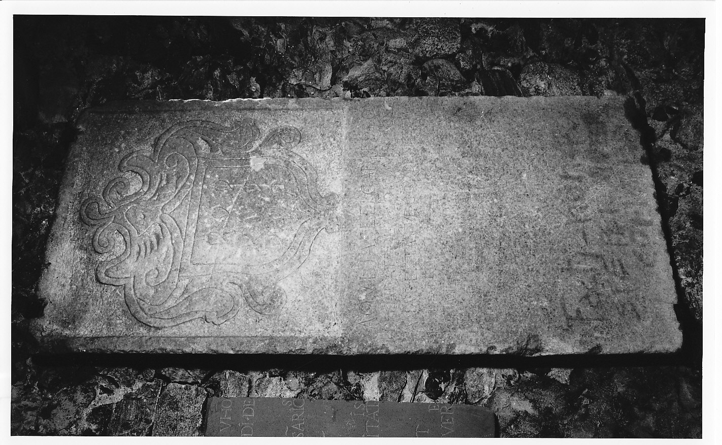 lapide tombale, opera isolata - bottega valtellinese (sec. XVII)