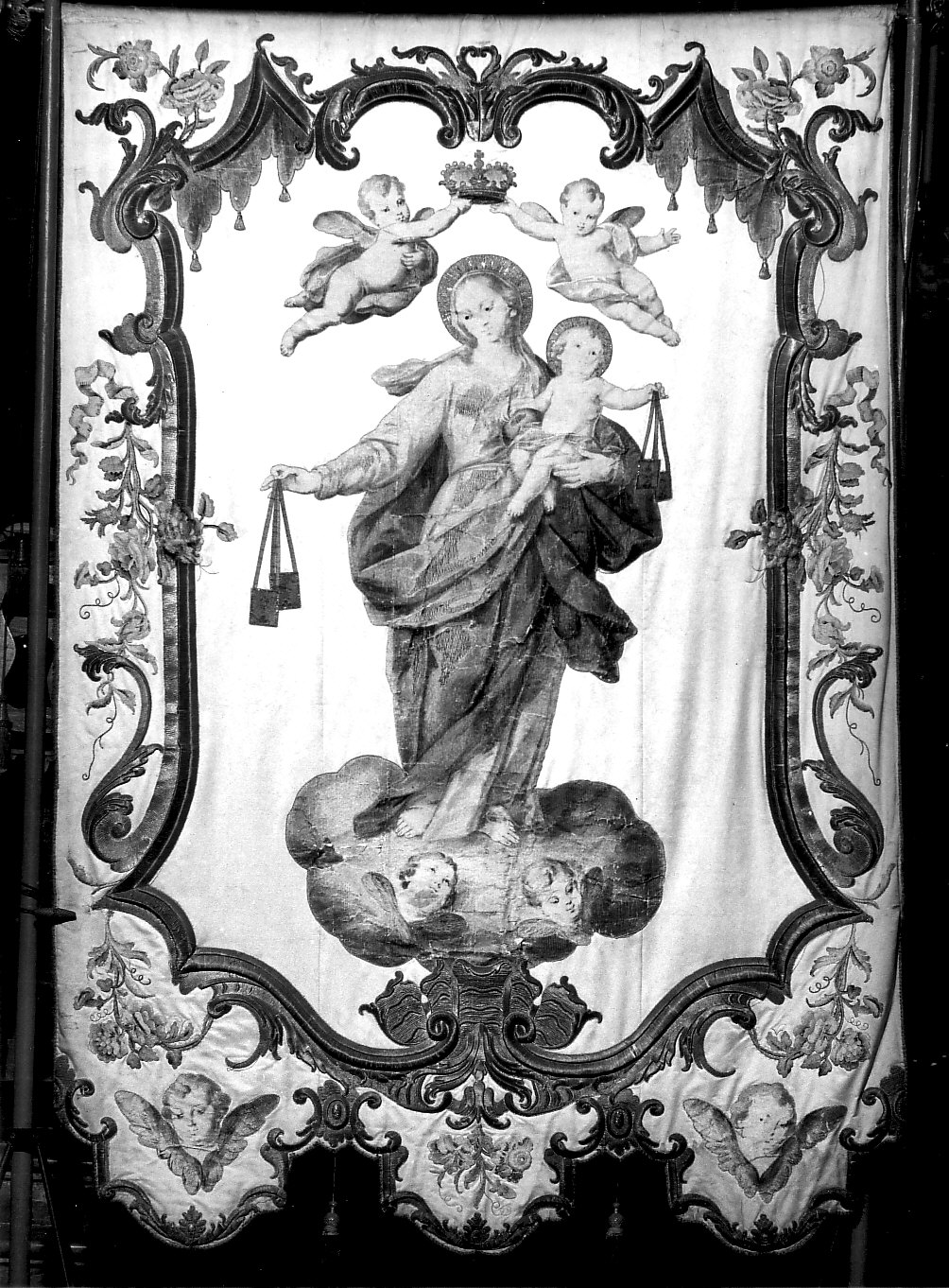 Madonna del Carmelo con Bambino/ ostia raggiata (stendardo processionale, opera isolata) - manifattura lombarda (prima metà sec. XVIII)