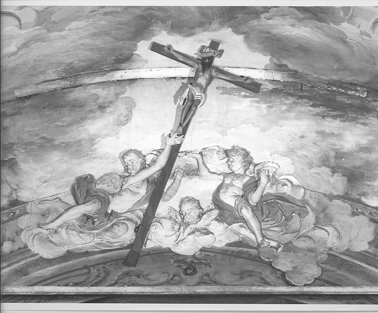 angioletti e cherubino con crocifisso (gruppo scultoreo) - ambito milanese, ambito comasco (sec. XVIII)