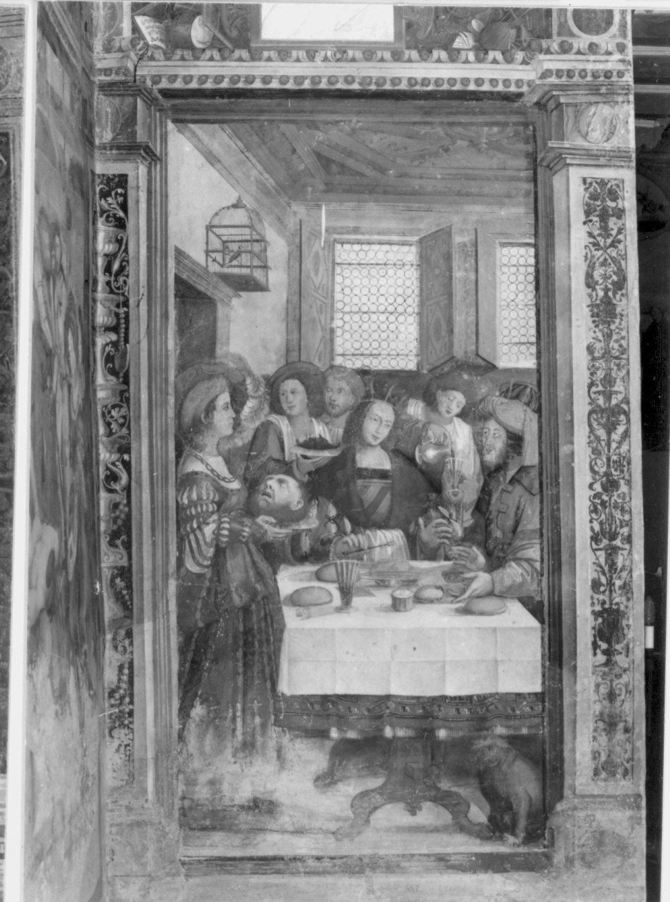 Salome consegna la testa di San Giovanni Battista a Erodiade (dipinto murale, elemento d'insieme) di De Magistris Sigismondo (attribuito) (sec. XVI)