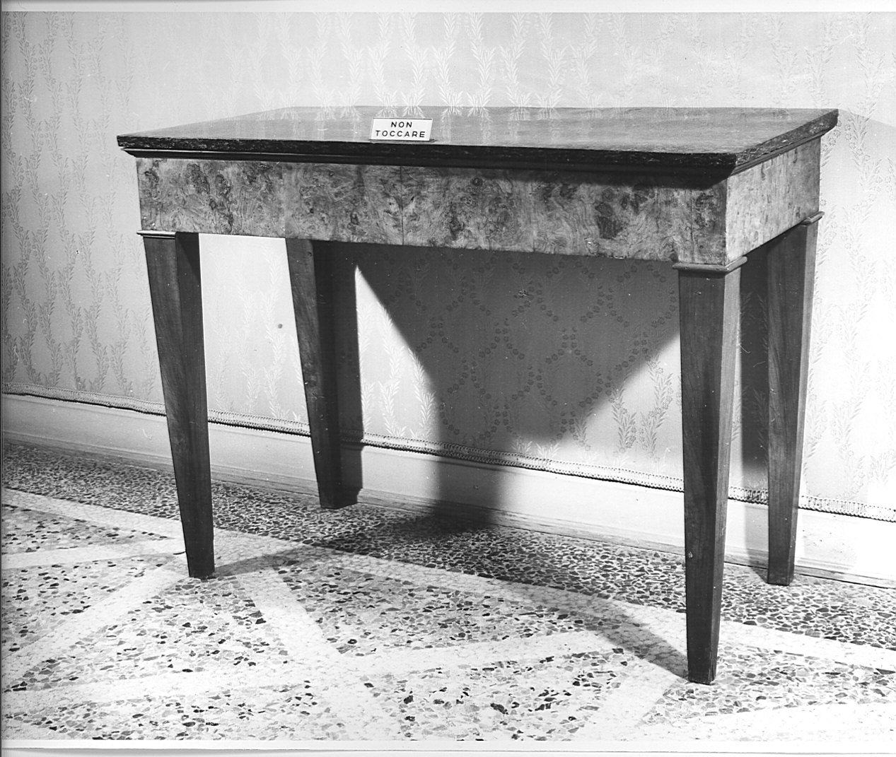 tavolino, opera isolata - bottega italiana (prima metà sec. XIX)