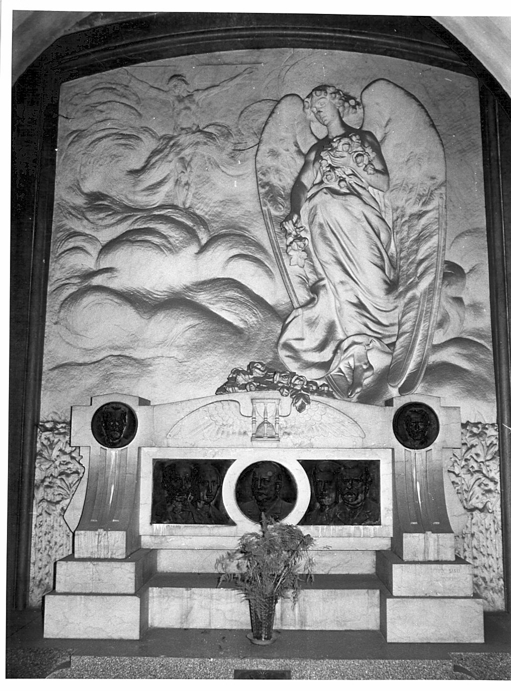 monumento funebre di Sassi Francesco (inizio sec. XX)
