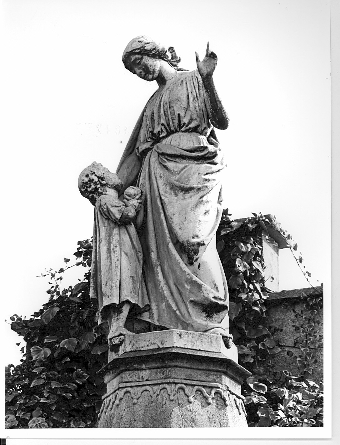 figura femminile con bambino (statua) - bottega lombarda (seconda metà sec. XIX)